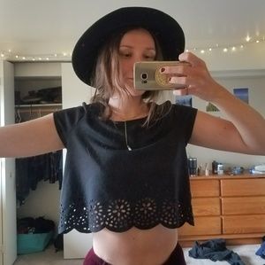 URBAN OUTFITTER BALCK CROP